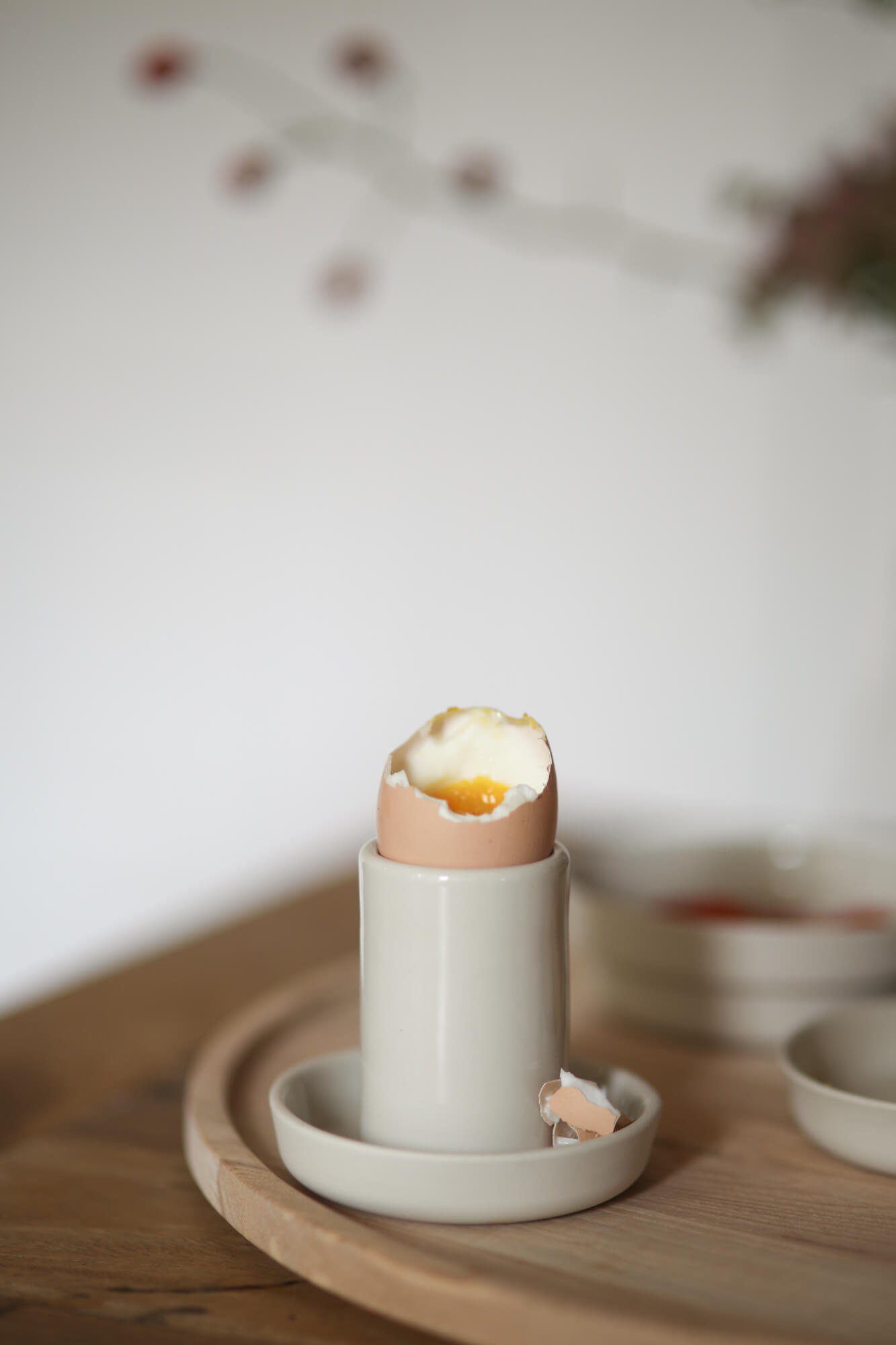 Porcelanowe naczynie Ponds do jajka z jajkiem ugotowanym na miękko.