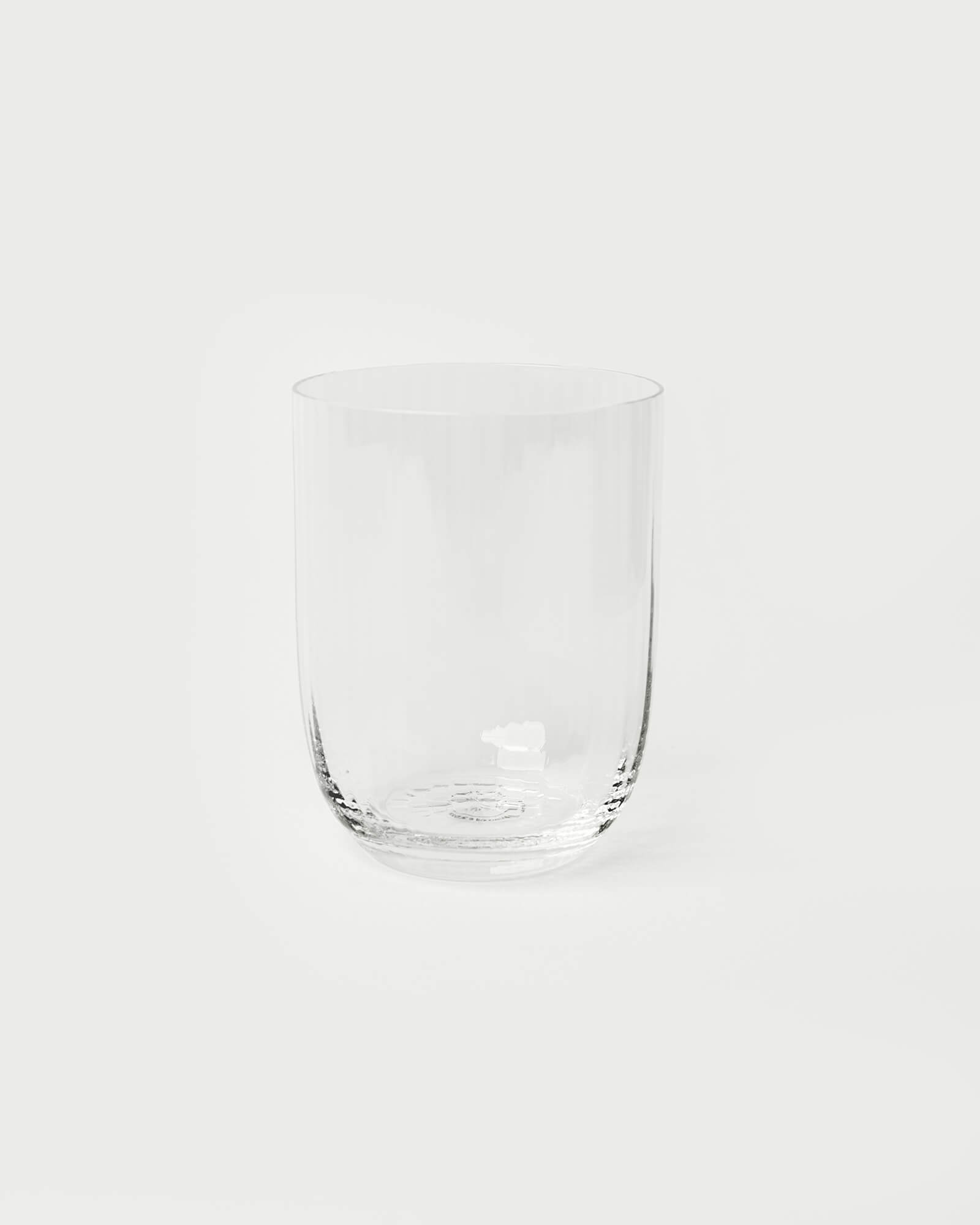 Szklanka z przezroczystego szkła.
