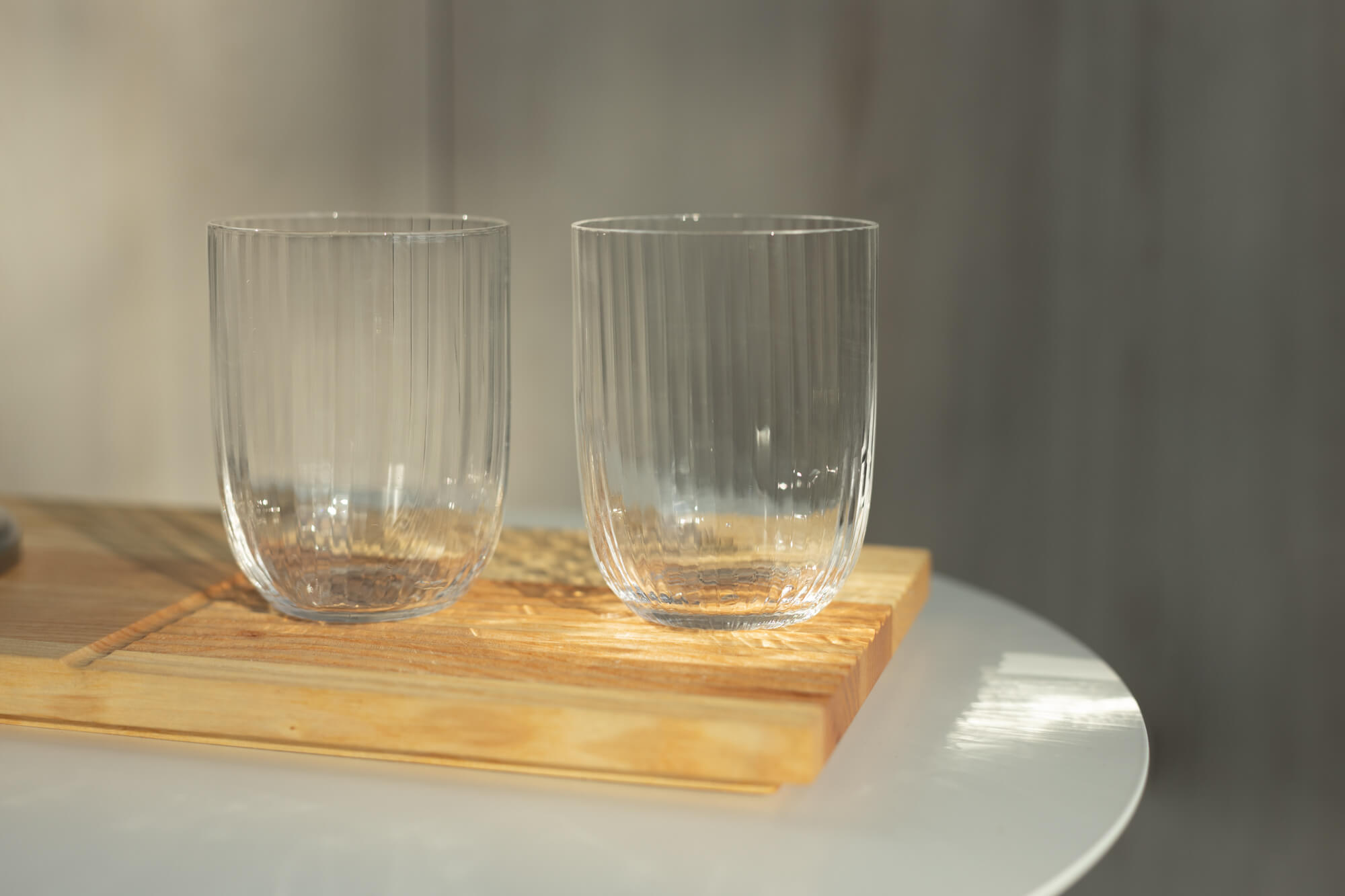 Na drewnianej desce do krojenia i serwowania Fields stoją dwie szklanki.