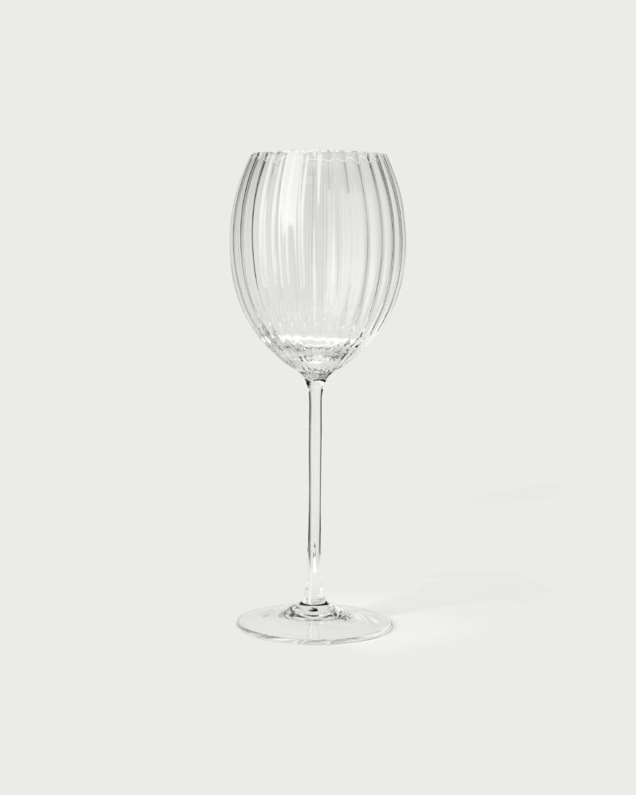Szklany, bezbarwny kieliszek do białego wina.