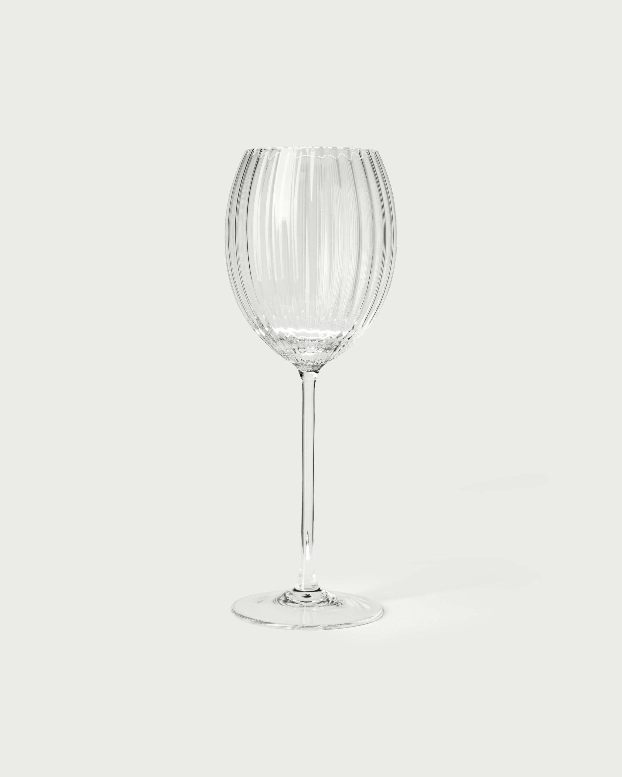 Szklany, bezbarwny kieliszek do białego wina.