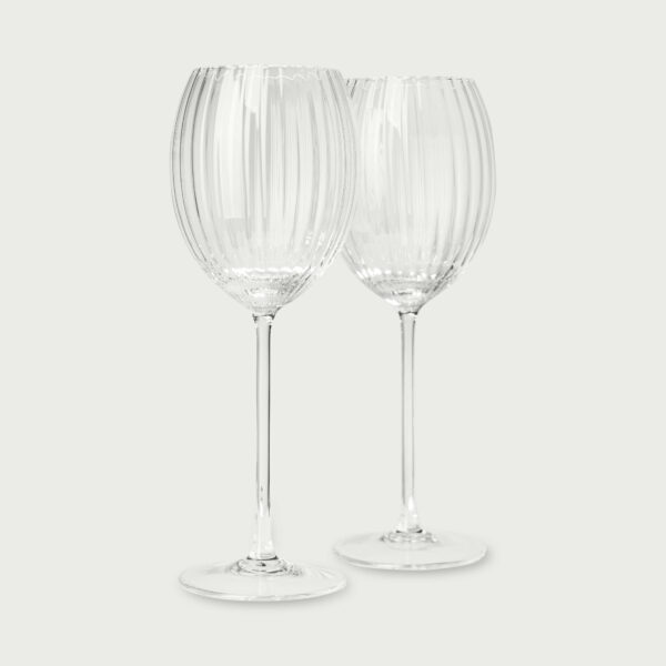 Dwa szklane, bezbarwne kieliszki do białego wina.