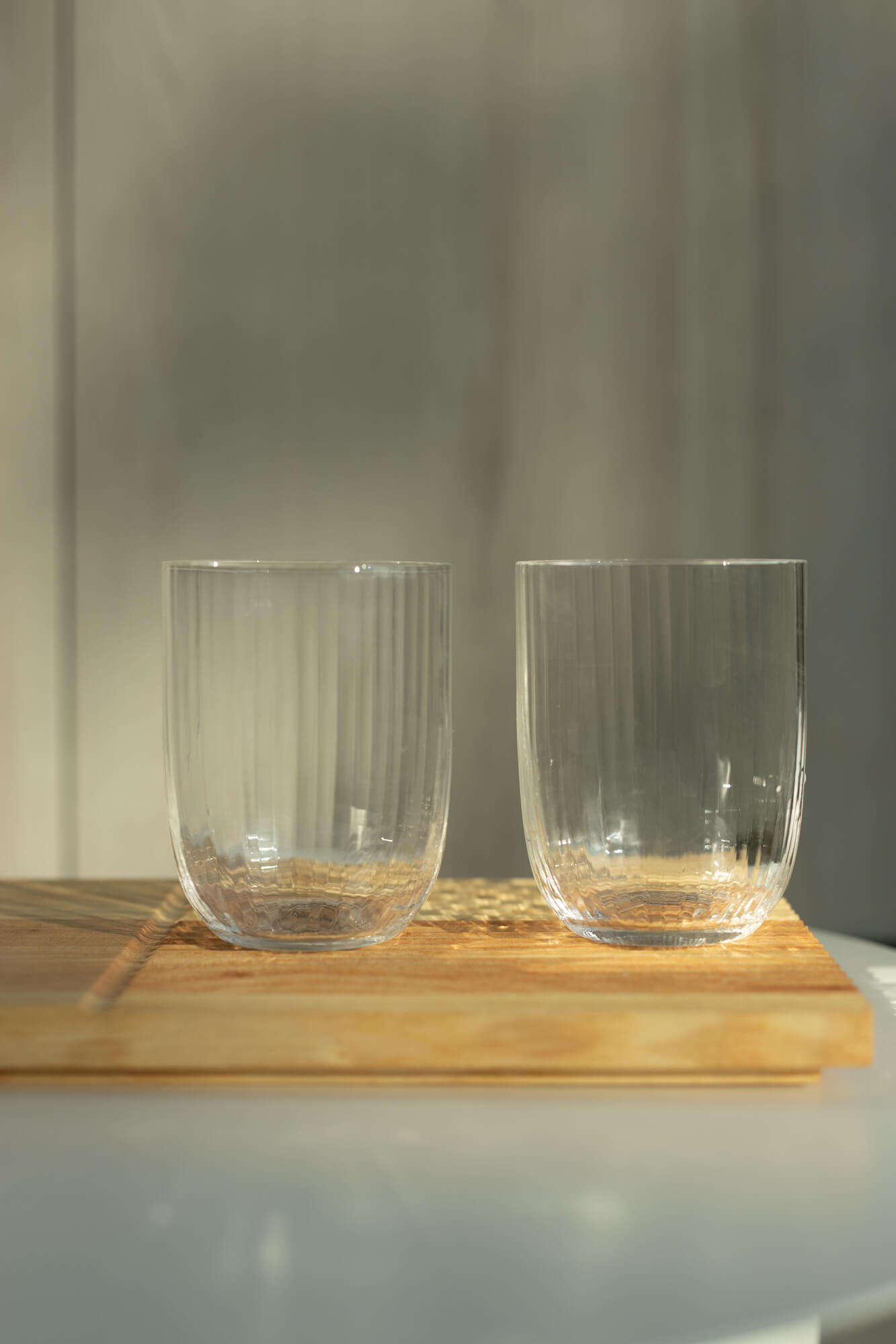 Dwie szklanki stoją na desce do krojenia i serwowania Fields.