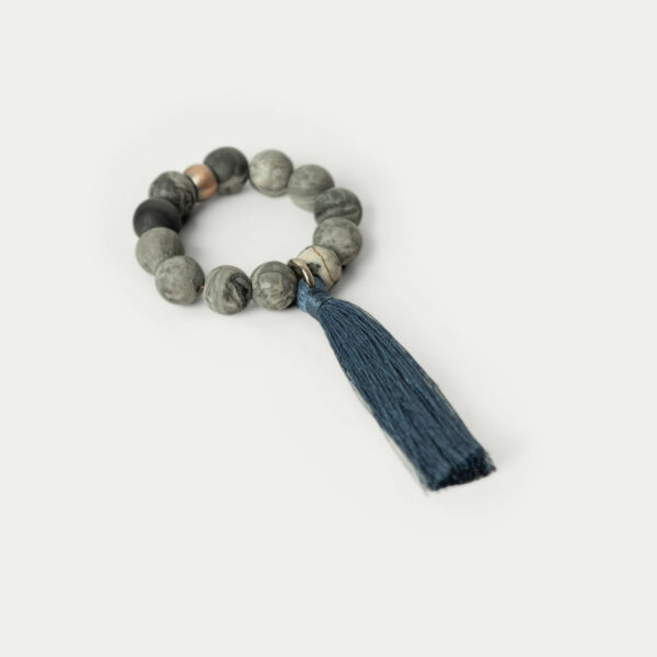 Obrączka na serwetkę z naturalnych kamieni szarego jaspisu i niebieskim chwostem.