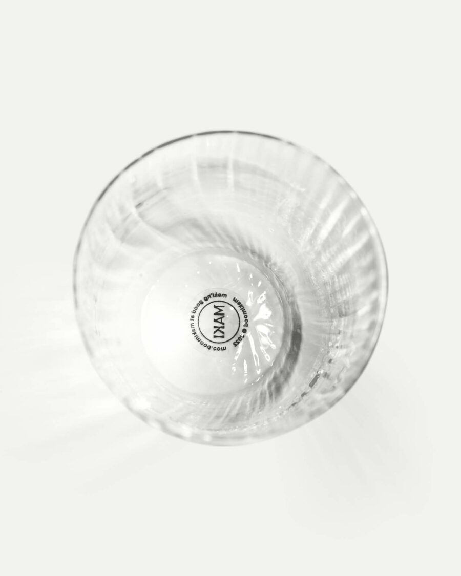 Kadr z góry - szklanka z okrągłym logiem MAKI.